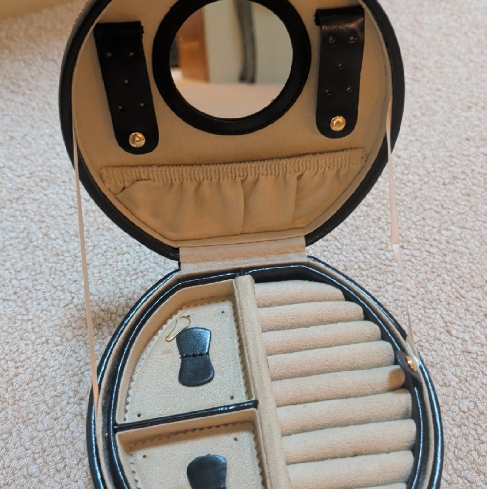 RaGar Quilted Leather Travel Jewelry Box (doubles as a handbag!) - Picture 5 of 8